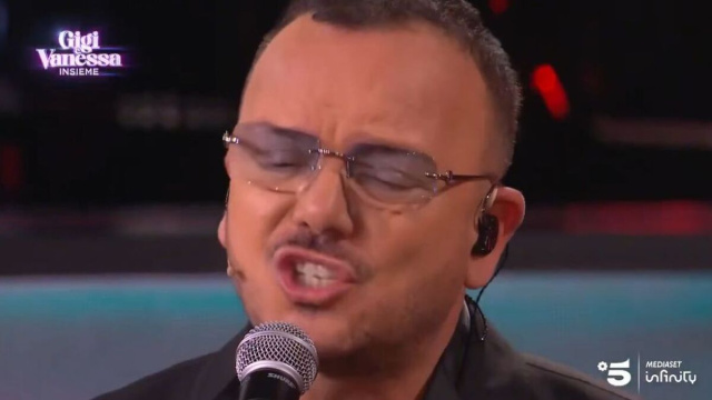 In foto Gigi D'Alessio in tv &copy; Mediaset.