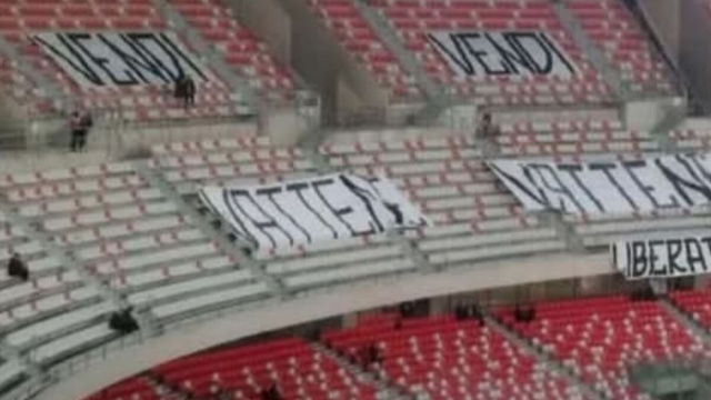 Curva del Bari in contestazione @ foto Dimensione Calcio