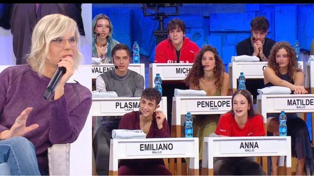 Maria De Filippi e i ragazzi di Amici &copy; Canale 5.