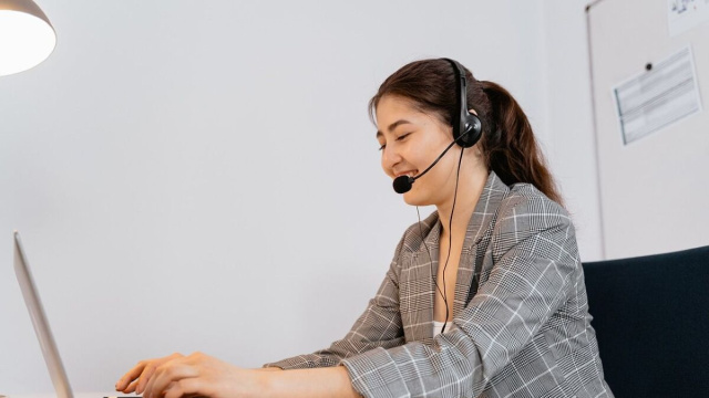 Donna al telefono. Immagine: pixabay.com.