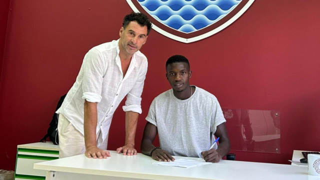 Il calciatore Racine Ba nel momento della firma col Trapani - &copy; Trapani Calcio