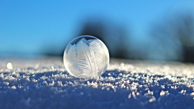 Pallina di ghiaccio su della neve (&copy;pixabay.com)