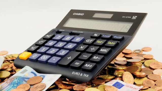 Calcolatrice e soldi. Immagine &copy; Pixabay.com.