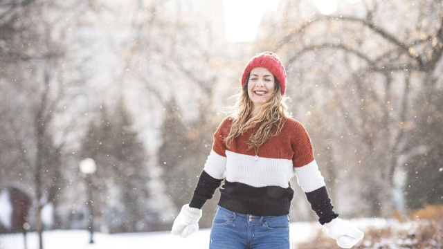 Donna felice con neve che cade - &copy; Pixabay.