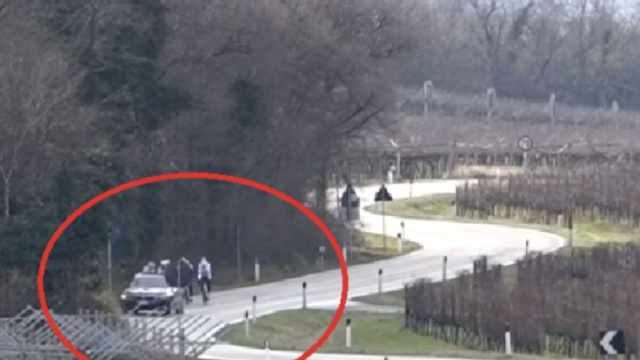 Ripresa da una videocamera la macchina che ha sparato contro i ciclisti &copy; (Facebook pagina Tutto Mtb e ciclismo)