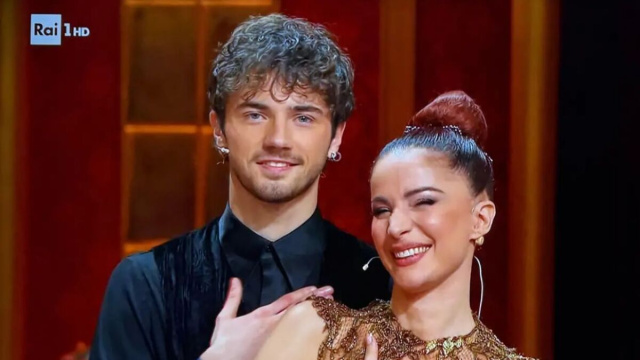 Andrea Delogu a "Ballando con le stelle", insieme al ballerino Nikita Perotti. Screenshot Rai.