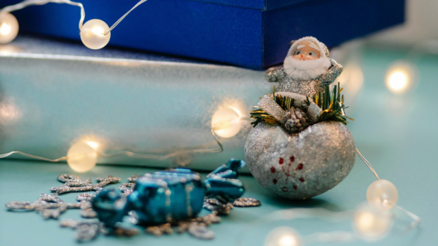 Babbo Natale e addobbi e luci-&copy;Pexels