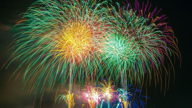 In foto fuochi d'artificio. Immagine &copy; Pixabay.