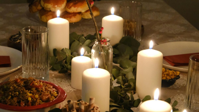 Tavola natalizia imbandita con candele-Pexels