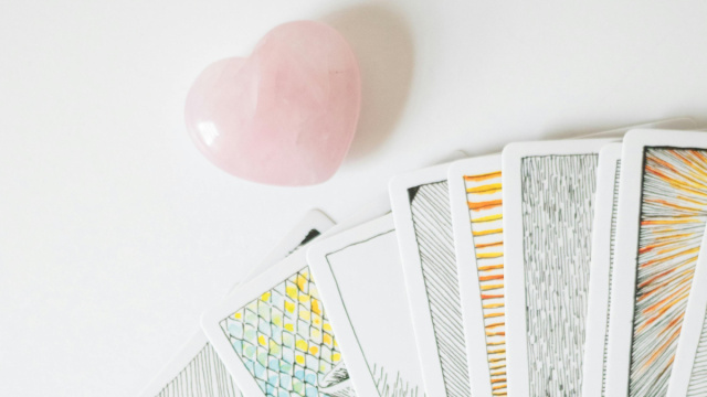 Carte dei tarocchi con quarzo rosa-&copy; Pexels