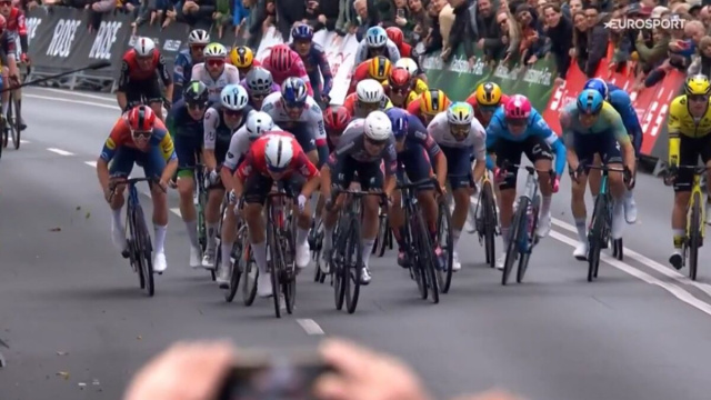 Ciclismo, l'allarme sulla "Finishing bottle' - &copy; Screenshot Eurosport