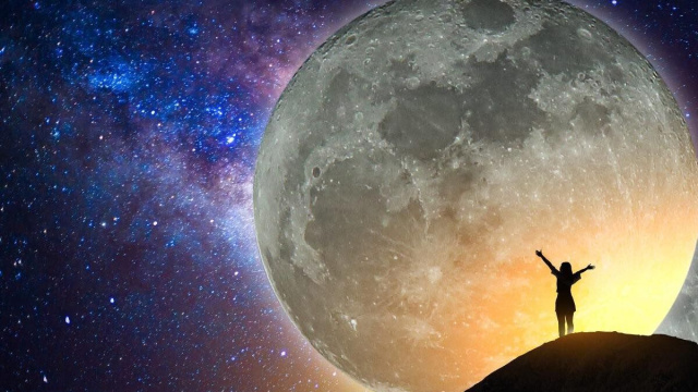 Donna che ammira la luna e le stelle dell'oroscopo &copy; Pixabay.