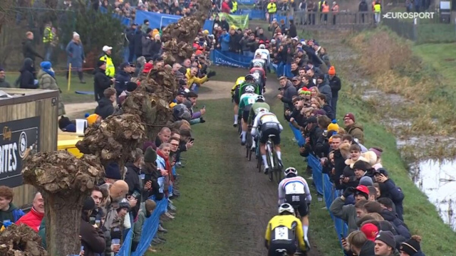 Mathieu Van der Poel colpito dallo spettatore - &copy; Screenshot Eurosport