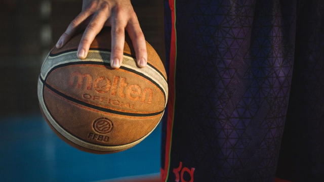 Una palla da Basket e un giocatore (Pixabay).