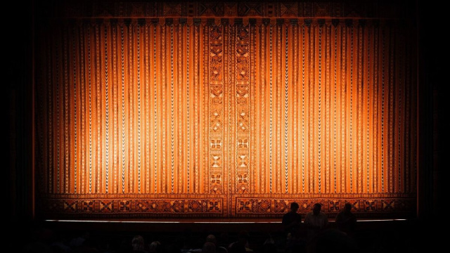 Il sipario chiuso di un teatro (Pixabay).
