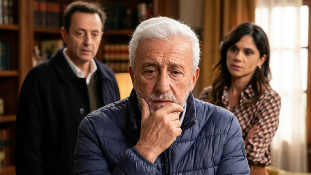 Raffaele Giordano, alle sue spalle i candidati al tuolo di portiere Fortunato e Rosa - Un Posto al Sole Rai - Immagine rielaborata con IA