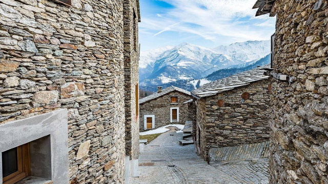 Veduta del paese di Ostana &copy; Wikimedia commons.