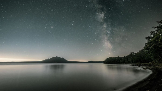 Cielo stellato su un lago -&copy; pixabay.com.