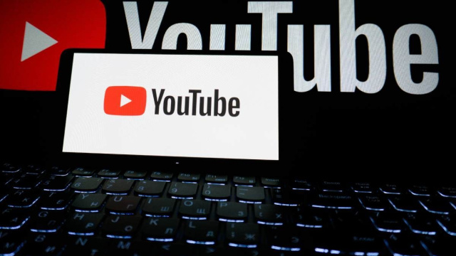 Il logo di YouTube sullo schermo di un laptop e di uno smartphone (&copy; Pexels)
