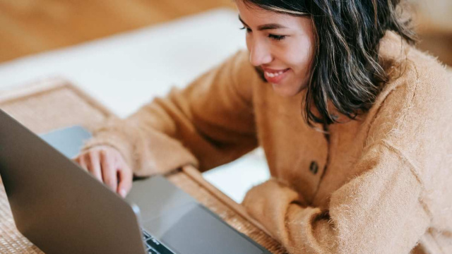 Ragazza che lavora al laptop (&copy; Pexels)