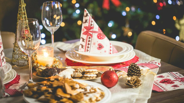 Una tavola imbandita per Natale &copy; Pexels.com