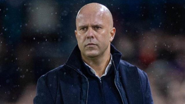 Arne Slot sotto la pioggia (&copy; profili social Liverpool)