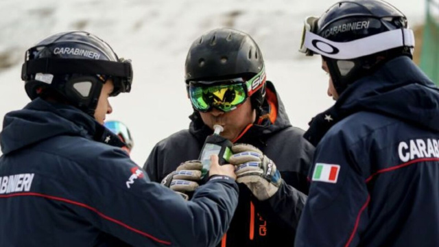 Carabinieri in azione sulle piste &copy; Ministero difesa