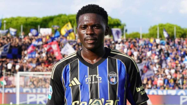 Ebenezer Akinsanmiro con la maglia del Pisa (&copy; profili social Pisa)
