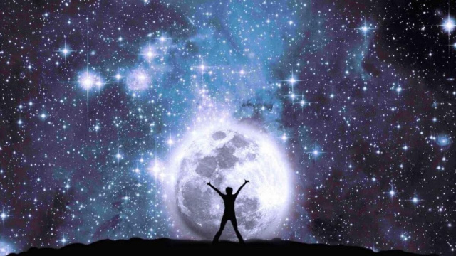 Figura che osserva la luna e le stelle dell'oroscopo &copy; Pixabay