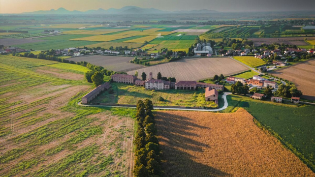 In foto un campo arato e delle case &copy; Pixabay.