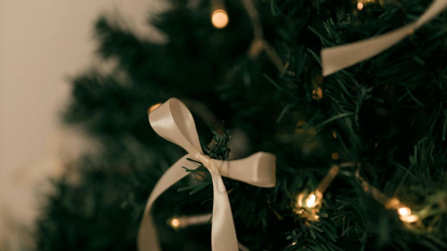 Un albero di Natale decorato &ndash; &copy; Pexels.