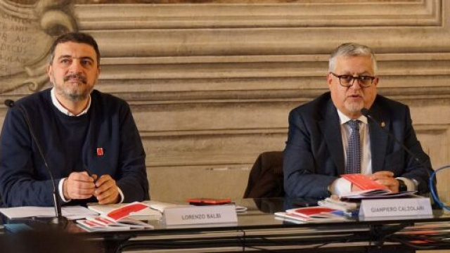 Lorenzo Balbi a sinistra e Giampiero Calzolari (direttore BolognaFiere) a destra- &copy; Ufficio stampa di ArtCity 2025