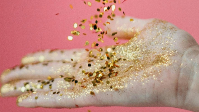 Palmo con glitter dorati &copy; Immagine di Pexels.