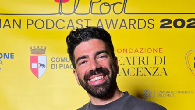 Gianluca Gazzoli ritira il premio degli Italian Podcast Awards 2024 | Immagine: Facebook