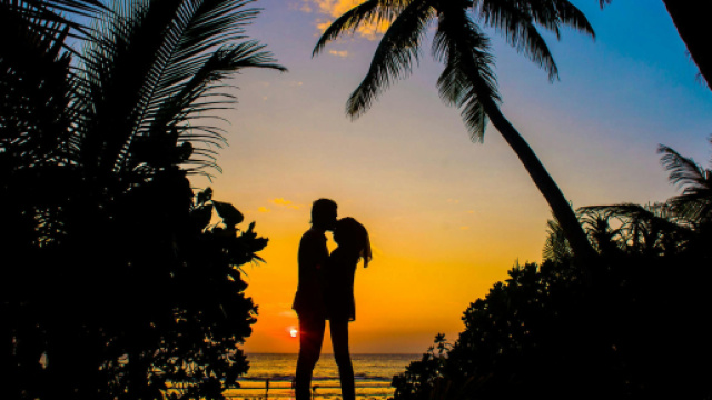 Coppia innamorata al tramonto (&copy;pexels.com).