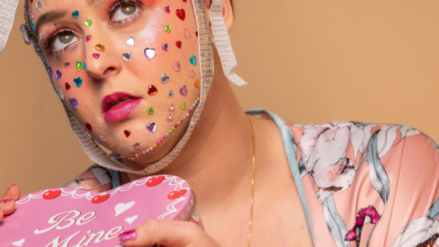 Donna con una scatola di cioccolatini autoregalata- &copy; Pexels.