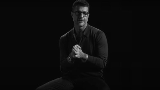 Fabrizio Corona nell'ultimo episodio di Falsissimo | Immagine &copy; YouTube.