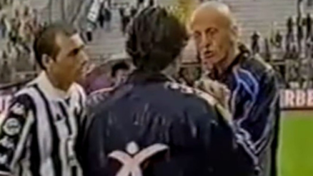 Pierluigi Collina a colloquio coi capitani in quel 14 maggio del 2000 prima di riprendere il match - Screenshot &copy; YouTube