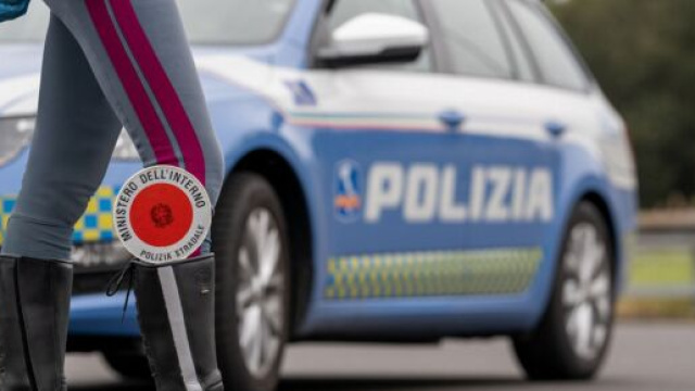 Auto della Polizia di Stato in servizio - &copy; Facebook / Polizia di Stato.