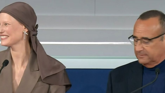 Bianca Balti e Carlo Conti alla conferenza stampa della seconda serata &copy; RAI