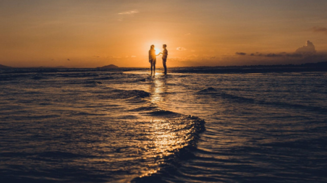 Coppia innamorata con tramonto - &copy; Pixabay.