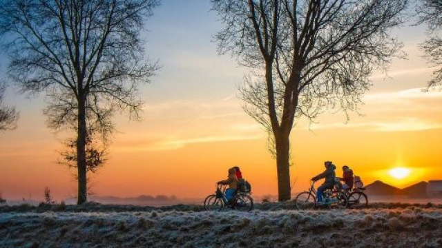 Ragazzi in bici al tramonto (&copy;pixabay)