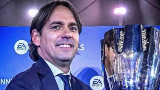 Simone Inzaghi con in mano la Supercoppa - &copy; Profilo Instagram Gaia Lucariello