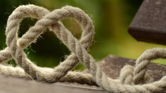 Una corda a forma di cuore &copy; Pexels