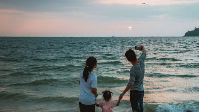 Una famiglia al mare &copy; Pixabay.