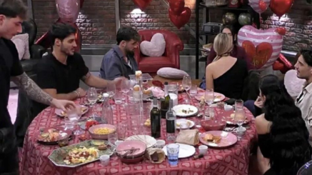 La cena di San Valentino in tugurio (&copy; Grande Fratello/Mediaset).