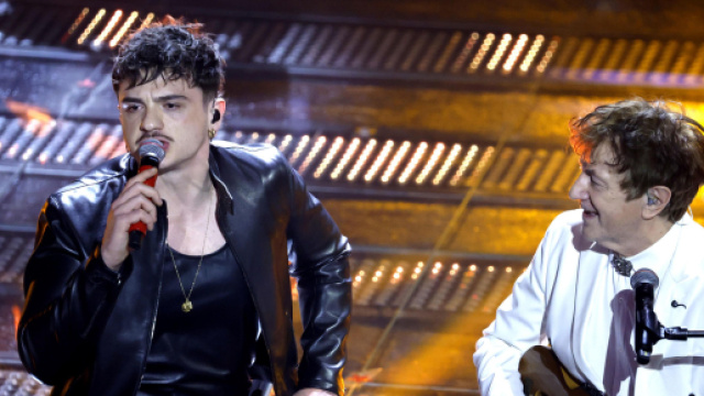 Olly su palco di Sanremo con Goran Bregovic &copy; Rai.