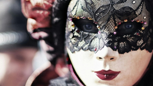 Una maschera di carnevale &copy; Immagine Pexels