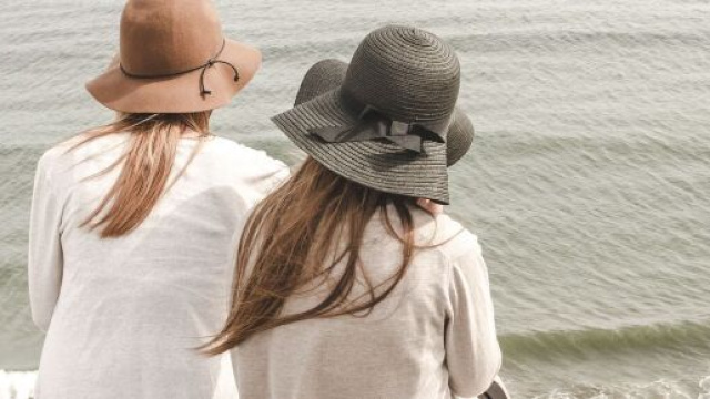 Amiche che contemplano il mare &copy; Pixabay.