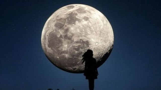 Donna che guarda la luna &copy; Pixabay.